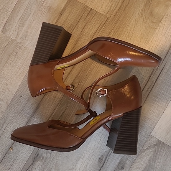 Nine West Women's Brown T-Strap Heels - Picture 2 of 7